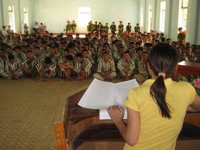 Phạm nhân xúc động khi nghe kể chuyện gia đình. Phạm nhân xúc động khi nghe kể chuyện gia đình