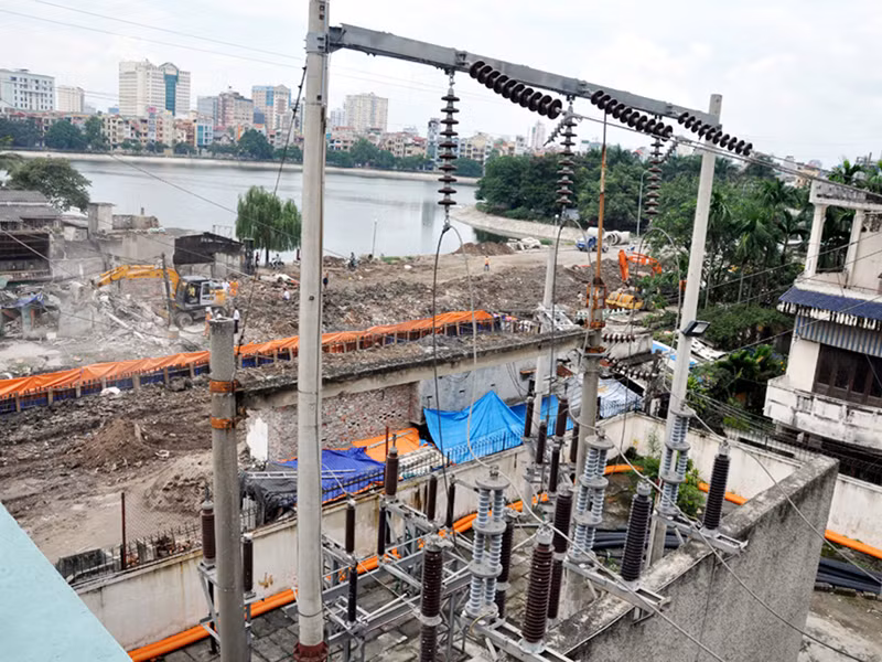 Trạm biến áp Thành Công không thể hoạt động do giải phóng mặt bằng chưa xong. Ảnh: Việt Cường
