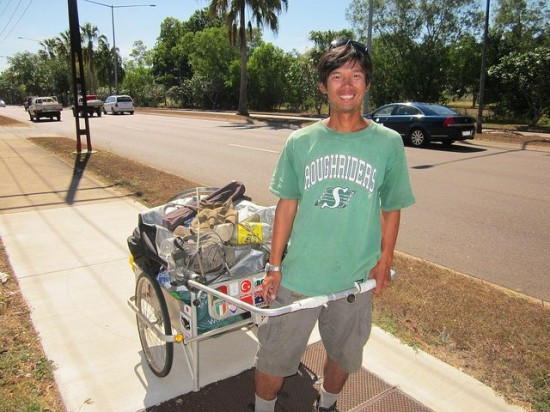 Masahito Yoshida và hành lý của mình trong chuyến hành trình vòng quanh thế giới