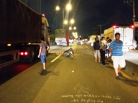 BẢN TIN ATGT: Xe máy 'găm' đuôi xe hút bụi, 2 thanh niên chết thảm ảnh 5