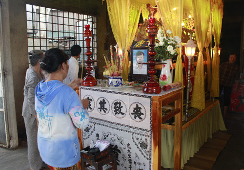 Hàng xóm và anh em, người thân đến giúp đỡ và chia buồn với gia đình nạn nhân