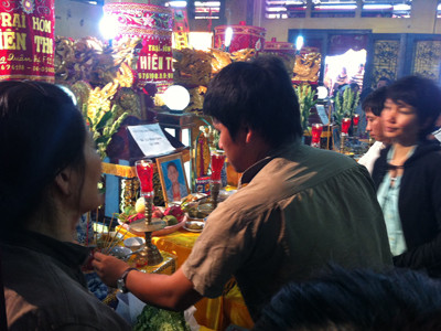 Trọn gia đình ông Phương, quàn tại chùa Vĩnh Nghiêm. Ảnh: L.N