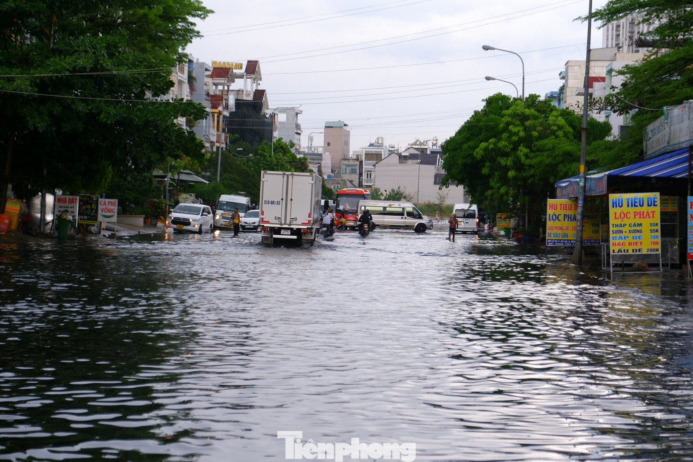 Một đoạn đường ngập mênh mông sau cơn mưa trưa 27/6.