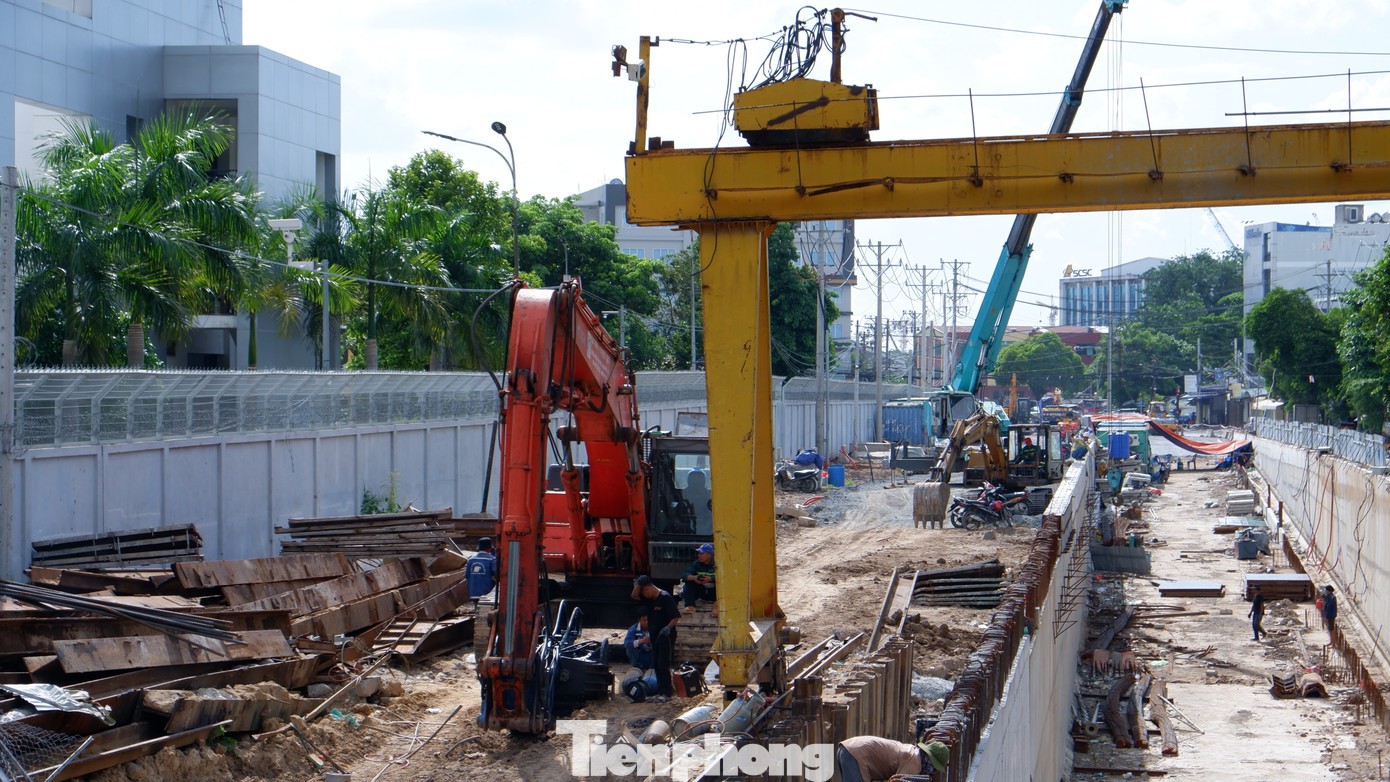 Những ngày cuối tháng 6, trên công trường các dự án tăng cường kết nối giao thông, giảm ùn ứ khu vực sân bay Tân Sơn Nhất, không khí làm việc đang hết sức tất bật, khẩn trương để đưa dự án về đích đúng tiến độ.
