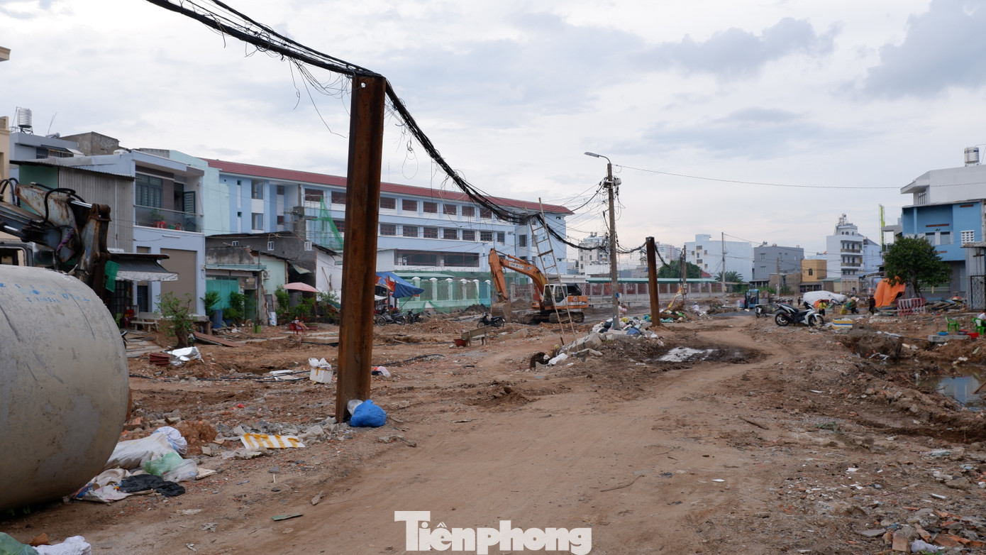 Ông Lương Minh Phúc - Giám đốc Ban Giao thông TPHCM cho biết: "Cùng với cầu Tân Kỳ Tân Quý, việc hoàn thành, đưa vào khai thác phục vụ người dân thành phố vào cuối năm nay hàng loạt dự án bao gồm: mở rộng đường Tân Kỳ Tân Quý, mở rộng đường Hoàng Hoa Thám, xây dựng đường nối đường Trần Quốc Hoàn – đường Cộng Hòa, mở rộng đường Tên Lửa, xây mới cầu Bà Hom… sẽ góp phần giảm thiểu tình trạng ùn tắc giao thông, hoàn thiện mạng lưới giao thông, tăng cường khả năng kết nối giao thông trong khu vực".