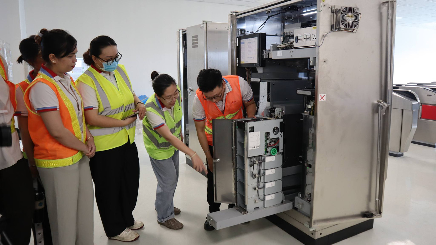 Theo MAUR, việc đào tạo rất quan trọng, trước khi các nhân viên vận hành trực tiếp trên thiết bị hệ thống thu phí tự động AFC tại các nhà ga. Ảnh: MAUR