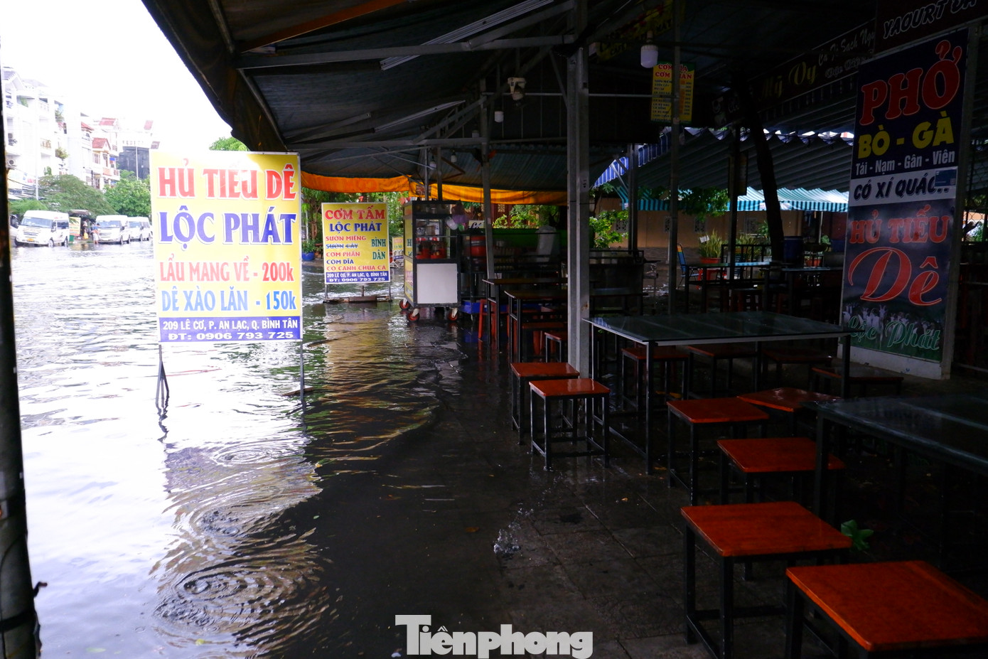 Nước ngập sâu, ảnh hưởng đến việc kinh doanh của nhiều hàng quán trên đường.