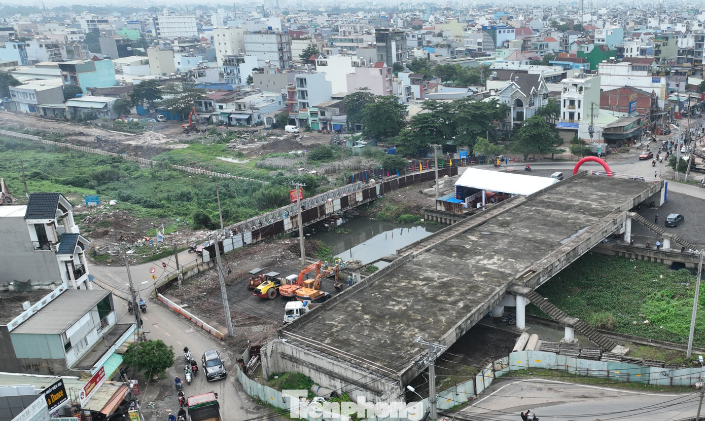 Sau hơn 5 năm bị "treo", ngày 21/6 vừa qua, dự án xây dựng cầu Tân Kỳ Tân Quý (quận Bình Tân, TPHCM) ở cửa ngõ Tây Bắc TPHCM đã được khởi động thi công trở lại.