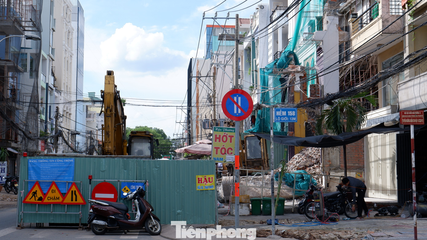 Bên cạnh đường nối Trần Quốc Hoàn - Cộng Hòa, hiện nay dự án mở rộng đường Hoàng Hoa Thám (đoạn từ cổng doanh trại quân đội tiếp giáp sân bay đến đường Cộng Hòa) với vốn đầu tư gần 300 tỷ đồng cũng đang chuẩn bị mặt bằng để thi công. Sau khi hoàn thành, đoạn đường khoảng 800m này sẽ được mở rộng từ 8-10m lên 22m.