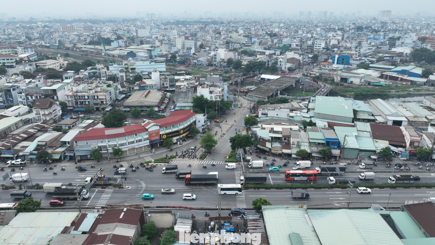Cầu Tân Kỳ Tân Quý nằm ở vị trí cửa ngõ phía Tây Bắc TPHCM.