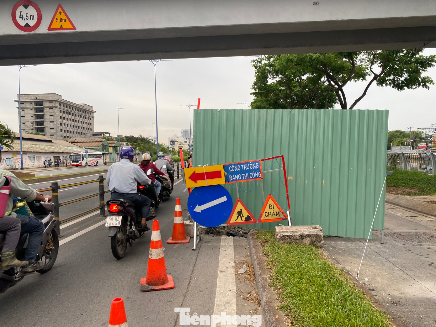 Về phương án phân luồng giao thông, các phương tiện lưu thông sẽ di chuyển vào làn đường còn lại dành cho xe hai bánh.