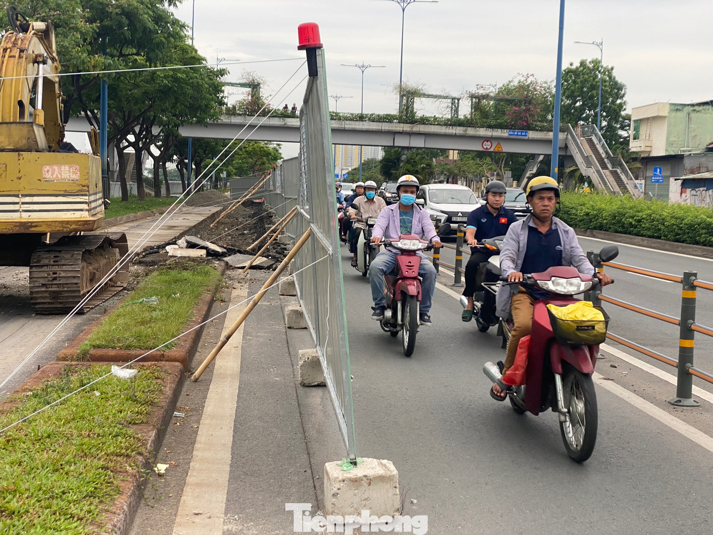 Việc thi công được diễn ra cả ngày và đêm để đẩy nhanh tiến độ.