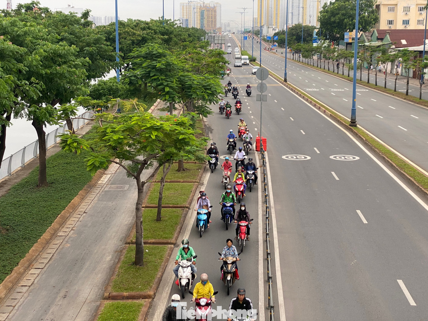 Theo Trung tâm Quản lý điều hành giao thông đô thị TPHCM, đoạn đường Võ Văn Kiệt (qua địa bàn quận 6) có phần đường cho xe máy mặt cắt nhỏ hẹp, trong khi mật độ giao thông đông đúc dẫn tới thường xuyên ùn ứ.