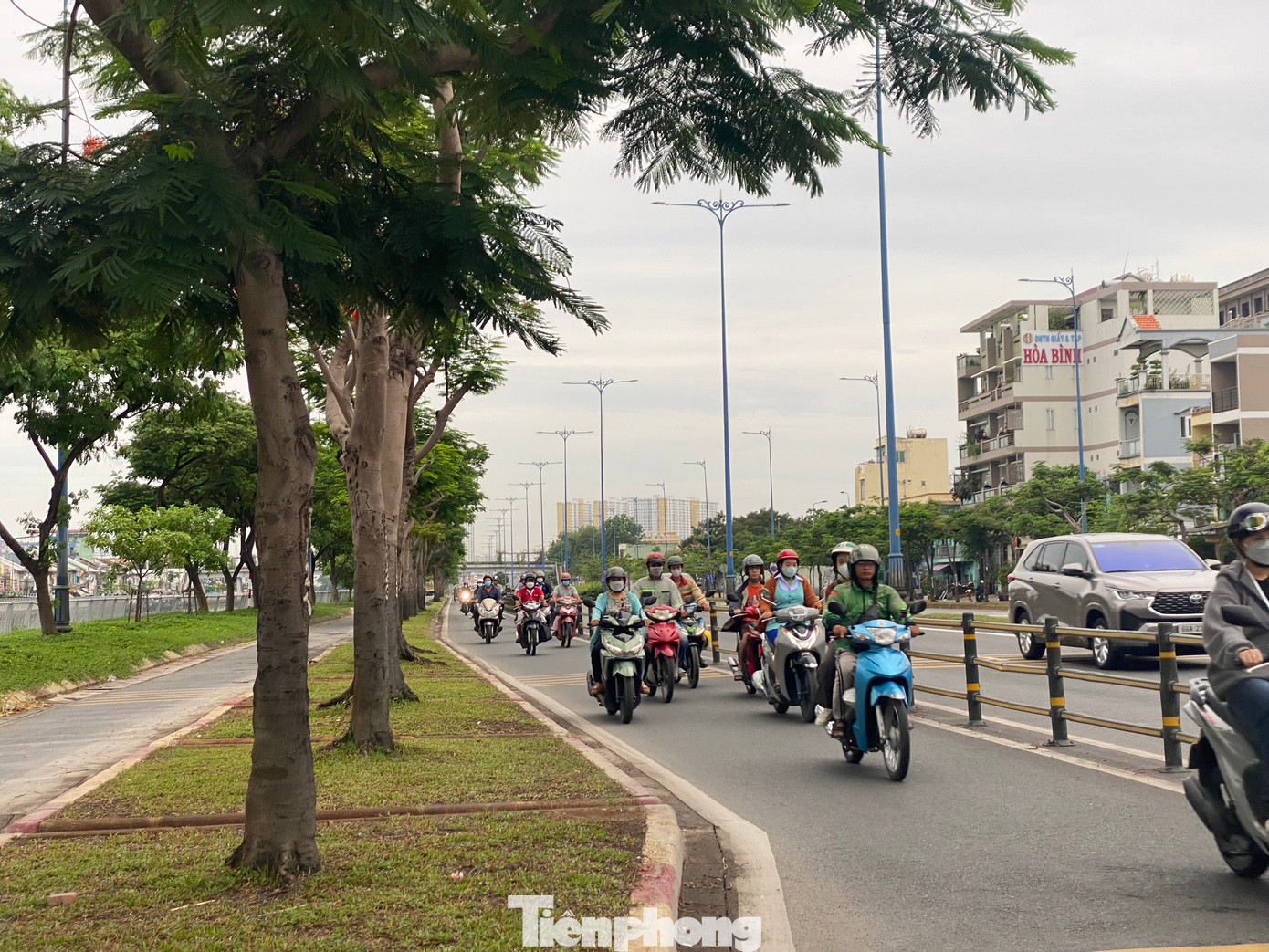 Làn xe hai bánh đường Võ Văn Kiệt (hướng từ nút giao Tân Kiên về đường hầm sông Sài Gòn) gồm 2 phần đường rộng từ 3 - 3,5m và rộng 2 - 2,5m được ngăn cách bằng dải phân cách cứng (bồn cỏ, có trồng cây xanh). Trong khi đó, lưu lượng xe cộ trên tuyến đường có chiều hướng ngày càng tăng cao, đặc biệt trên làn xe ô tô thường xảy ra hiện tượng ùn ứ vào giờ cao điểm.