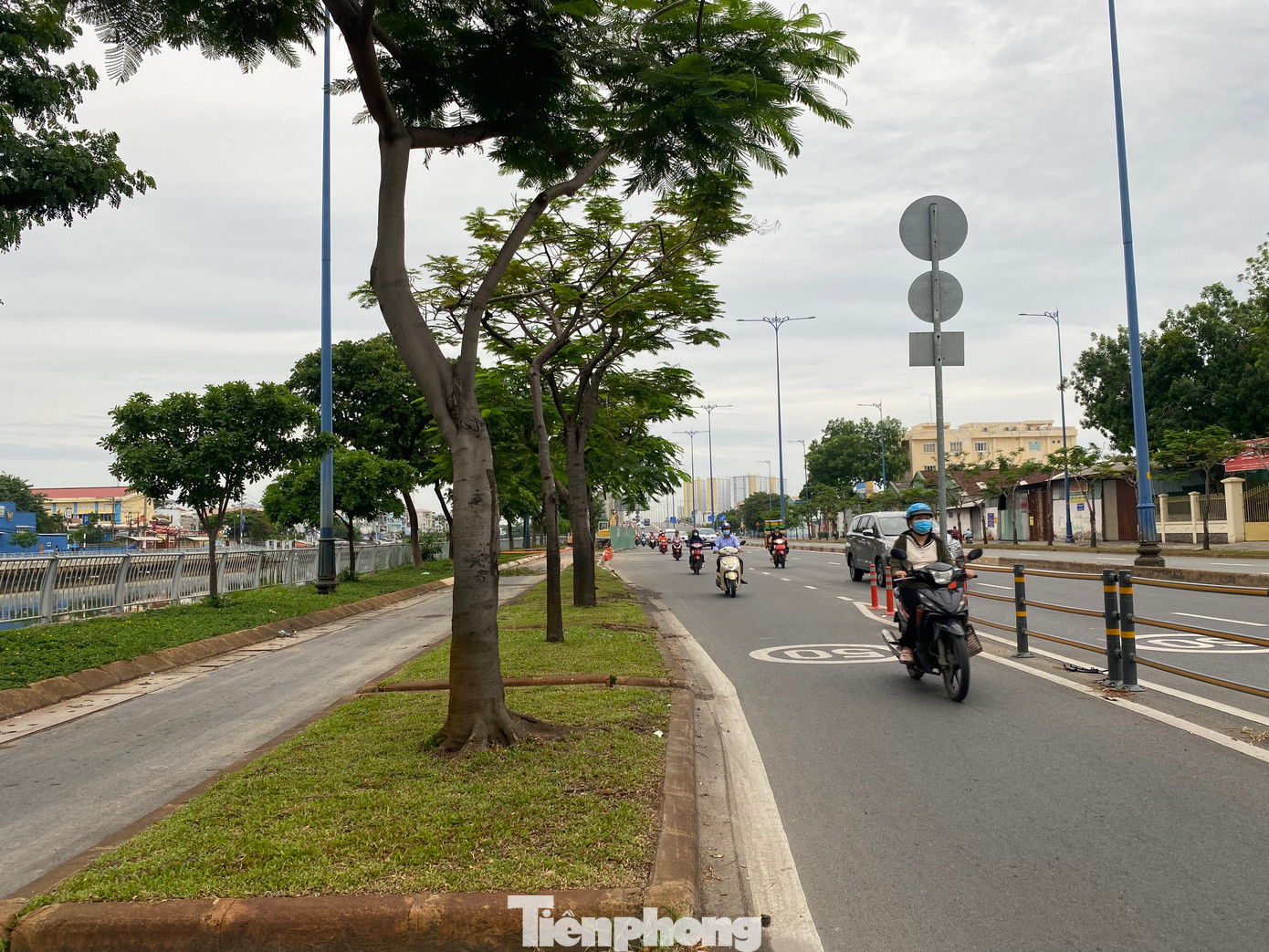 Do đó, Trung tâm Quản lý điều hành giao thông đô thị TPHCM (chủ đầu tư) đang tiến hành sửa chữa, cải tạo làn xe hai bánh đường Võ Văn Kiệt (từ km4+900 đến km12+900), bên phải tuyến, theo hướng từ nút giao Tân Kiên về đường hầm sông Sài Gòn với kinh phí khoảng 13,1 tỷ đồng.