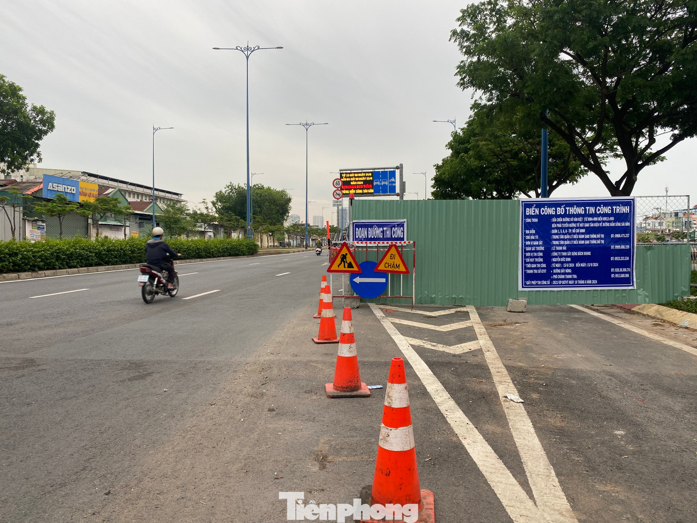 Những ngày giữa tháng 6, một phần làn đường dành cho xe máy trên đường Võ Văn Kiệt (đoạn qua quận 6, TPHCM) được được rào chắn để sửa chữa, nâng cấp mở rộng mặt đường.