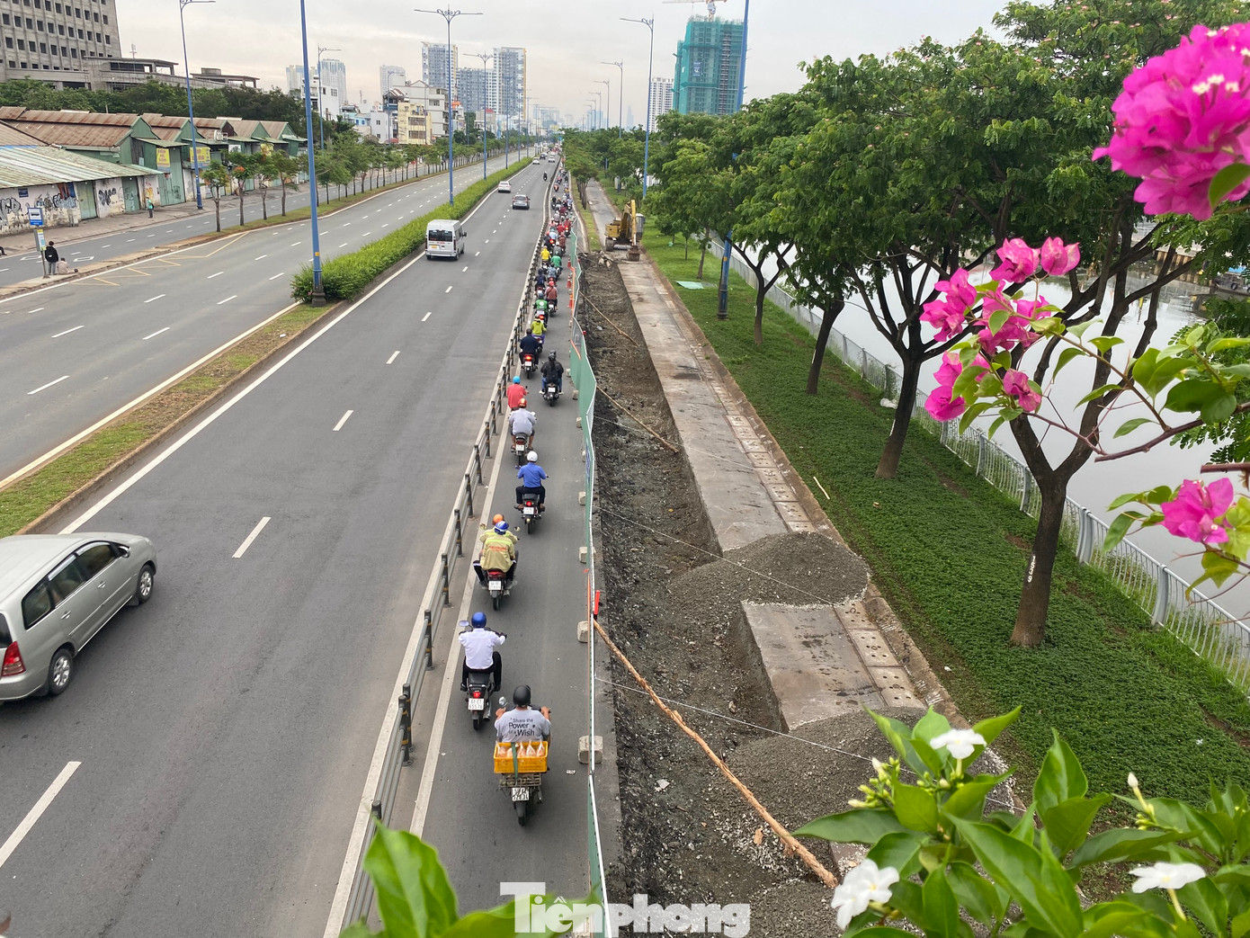 Theo ghi nhận của PV, hiện nay việc thi công đang diễn ra trên đường Võ Văn Kiệt (đoạn qua địa bàn quận 6).