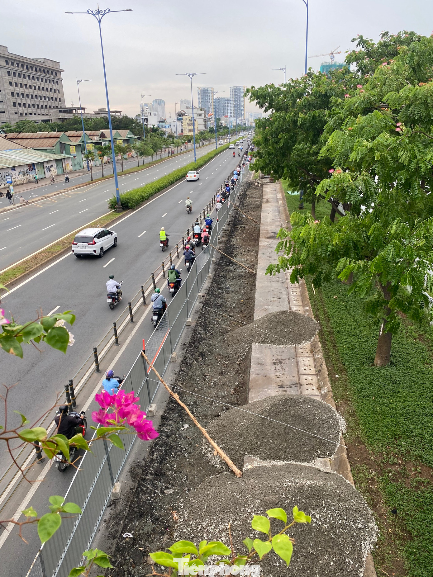 Một phần dãy phân cách cứng trên làn đường xe hai bánh đường Võ Văn Kiệt (qua quận 6) đã được tháo dỡ và đang thi công tái lập mặt đường.