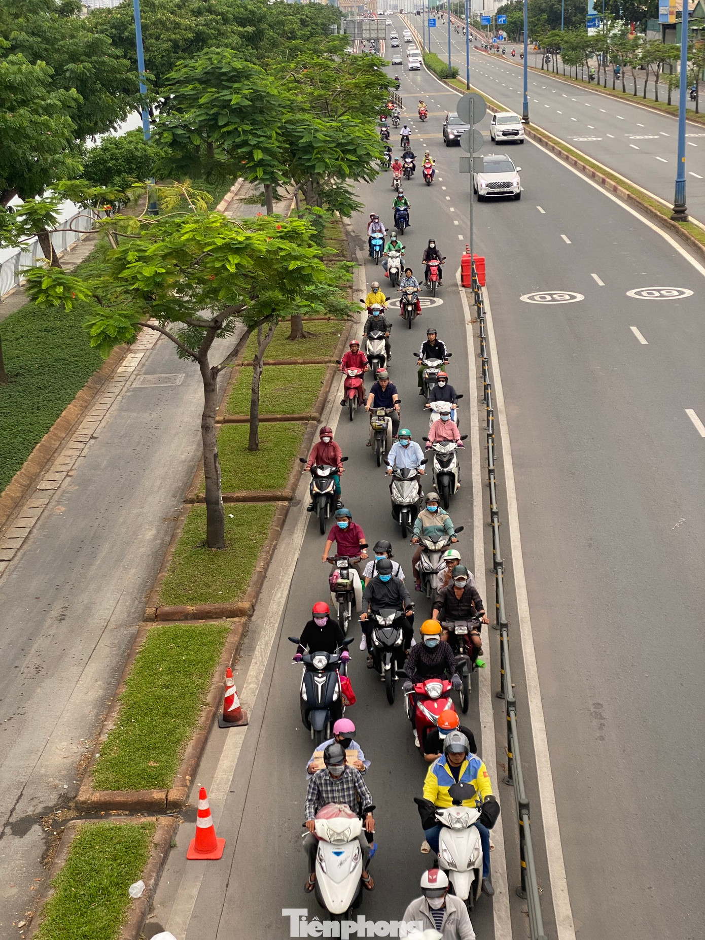 Đường Võ Văn Kiệt dài hơn 13 km là một phần của Đại lộ Đông – Tây. Đây là một trong những tuyến đại lộ đẹp nhất TPHCM, có vai trò kết nối TPHCM với các địa phương vùng Kinh tế trọng điểm phía Nam. Sau khoảng hơn 15 năm khai thác, lưu lượng xe trên tuyến đường này ngày càng tăng.