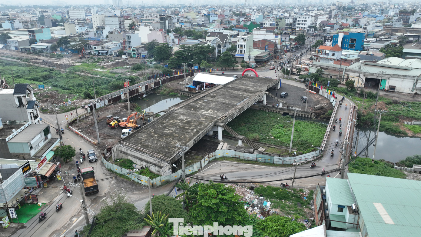 Nằm ở cửa ngõ phía Tây Bắc TPHCM, dự án xây dựng cầu Tân Kỳ Tân Quý (quận Bình Tân) bị &quot;treo&quot; nhiều năm làm ảnh hưởng đến giao thông đi lại của người dân.