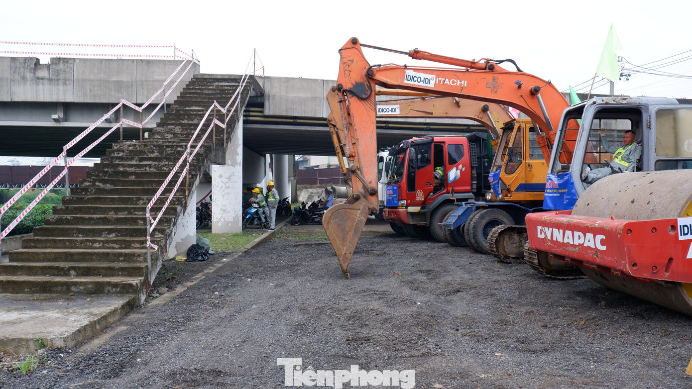 Sáng 21/6, công nhân cùng máy móc, thiết bị được tập kết tại công trường để tái khởi động dự án.