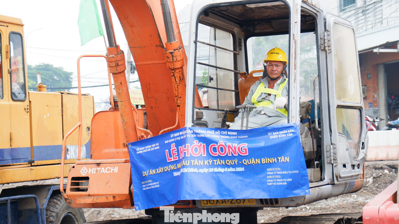 Sáng 21/6, công nhân cùng máy móc, thiết bị được tập kết tại công trường để tái khởi động dự án.