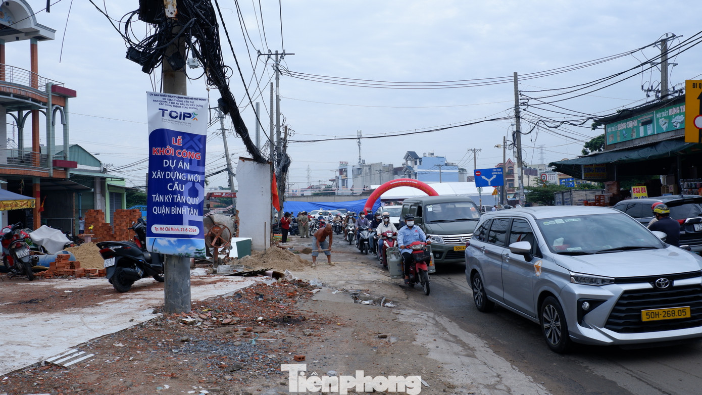 Giao thông đi lại qua khu vực thường xuyên bị ùn ứ vào giờ cao điểm.