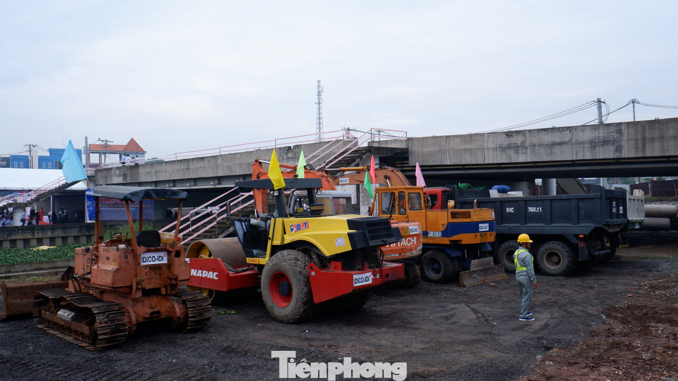 Sáng 21/6, công nhân cùng máy móc, thiết bị được tập kết tại công trường để tái khởi động dự án.