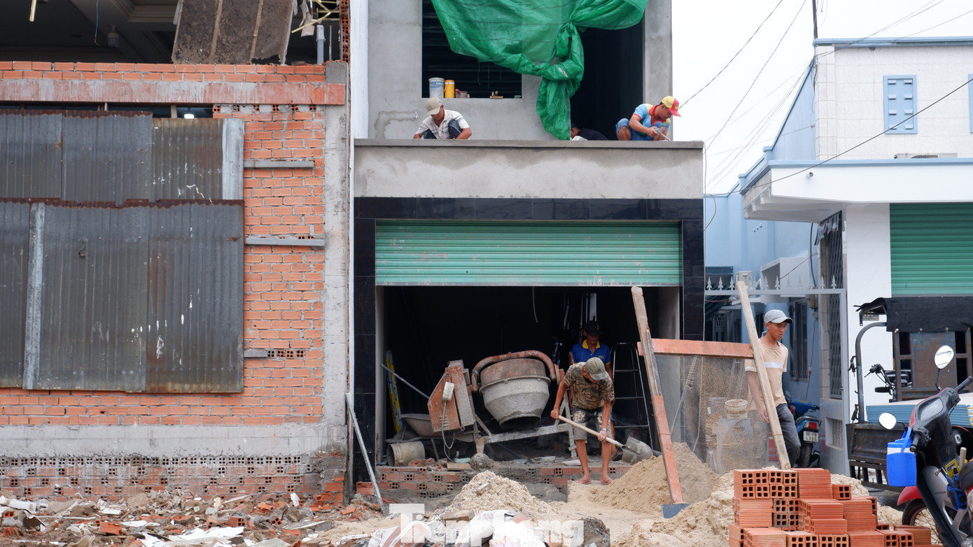 Các hộ dân bị ảnh hưởng bởi dự án bắt đầu sửa chữa nhà cửa.