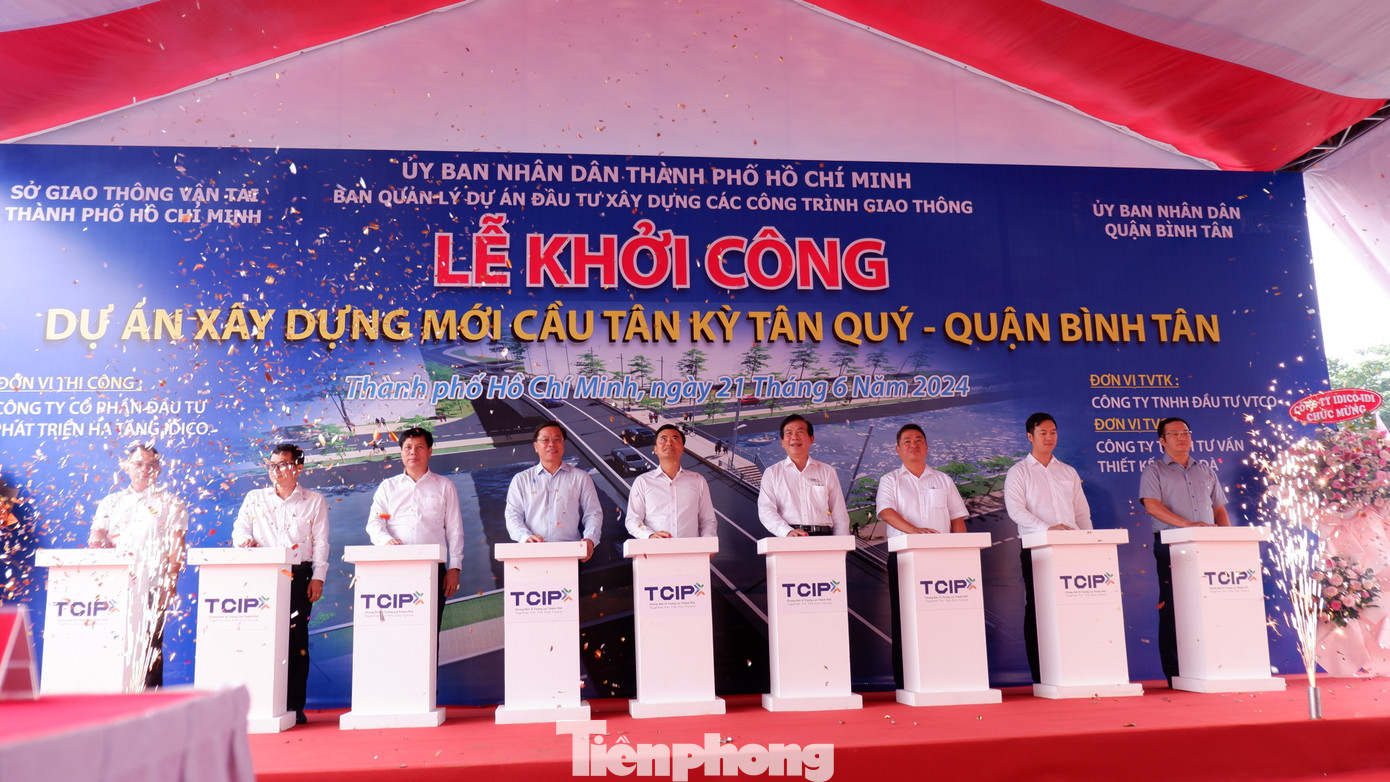 Các đại biểu thực hiện nghi thức khởi công dự án Xây dựng bổ sung cầu mới Tân Kỳ - Tân Quý.