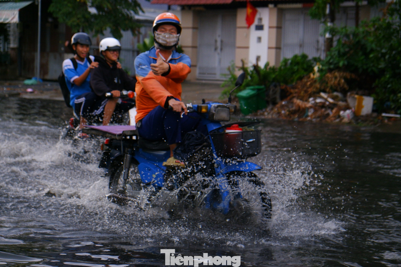 Nước ngập sâu trên đường Lê Cơ (quận Bình Tân), nước văng tung tóe khi có phương tiện đi qua.