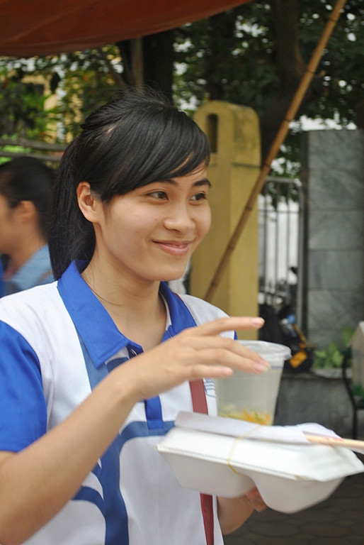 Niềm vui của các sinh viên khi mua cơm chay 5000 đồng
