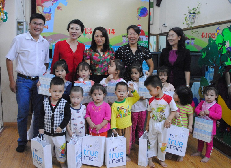 Rời trường Sao Mai, đoàn lại đến Trường MN Họa Mi. Trường nằm trong một ngõ nhỏ ở phố Phùng Hưng, quận Hoàn Kiếm