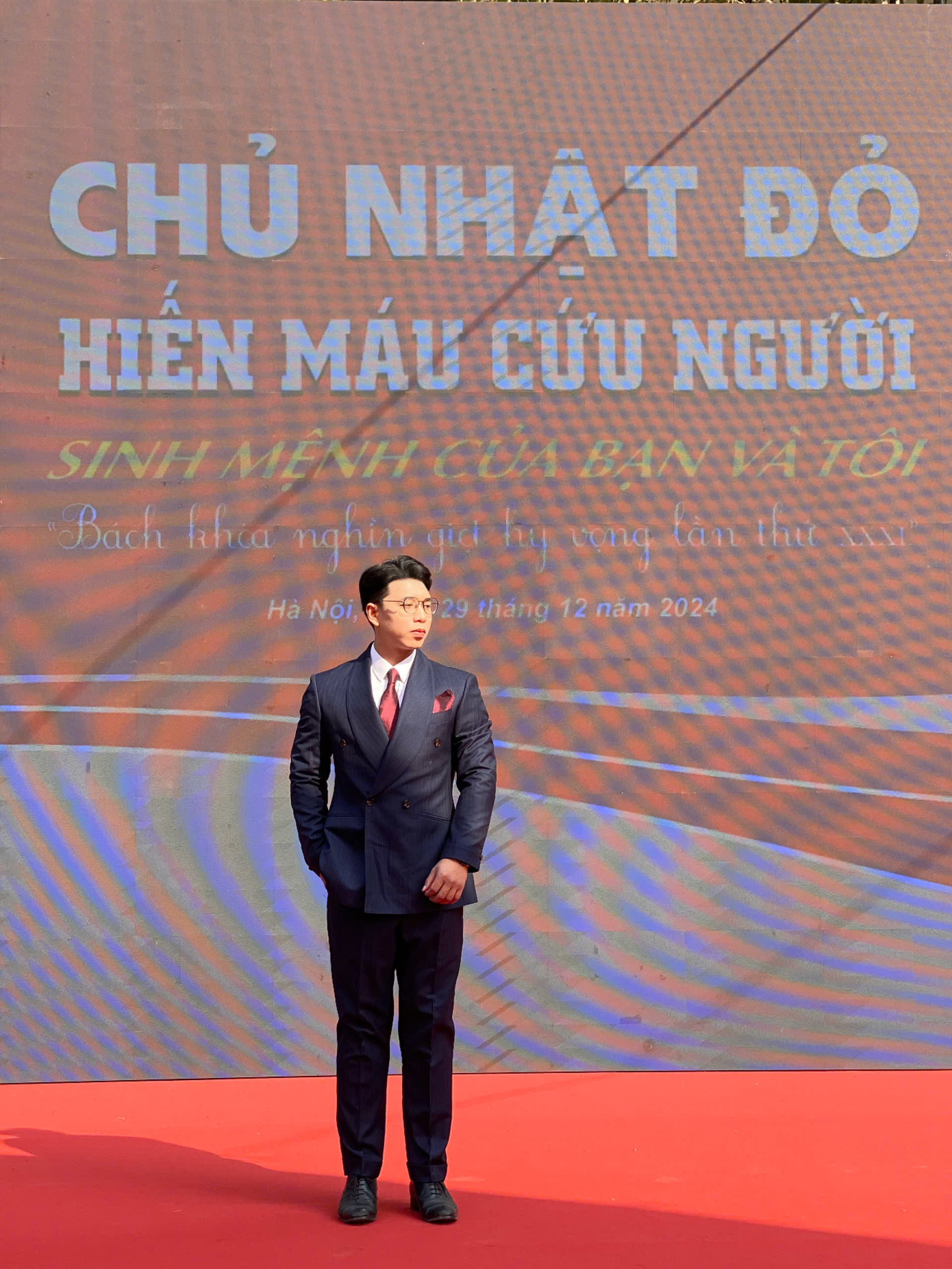 MC Bảo Nhật chia sẻ lần thứ 3 được đồng hành với Chủ Nhật Đỏ là niềm hạnh phúc. “Tôi thấy đây là chương trình rất ý nghĩa giúp thế hệ trẻ và cộng đồng hiểu rõ hơn về nghĩa cử cao đẹp hiến máu cứu người. Các bạn trẻ sinh viên, tình nguyện viên năm nào cũng nhiệt huyết, năng động không chỉ trong các hoạt động hiến máu mà còn trong các hoạt động khác giúp lan tỏa thông điệp và ý nghĩa của chương trình. Thế hệ trẻ ngày nay biết yêu nước theo những cách riêng và đồng hành với các chương trình hiến máu như Chủ Nhật Đỏ cũng là một trong những hành động yêu nước văn minh và đáng ghi nhận”.