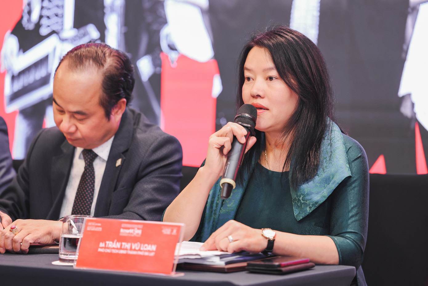 Phó chủ tịch UBND TP. Đà Lạt Trần Thị Vũ Loan thông báo đêm nhạc miễn phí cho nhân dân và du khách tại Quảng trường Lâm Viên. Ảnh: Hòa Nguyễn Phó chủ tịch UBND TP. Đà Lạt Trần Thị Vũ Loan thông báo đêm nhạc miễn phí cho nhân dân và du khách tại Quảng trường Lâm Viên. Ảnh: Hòa Nguyễn