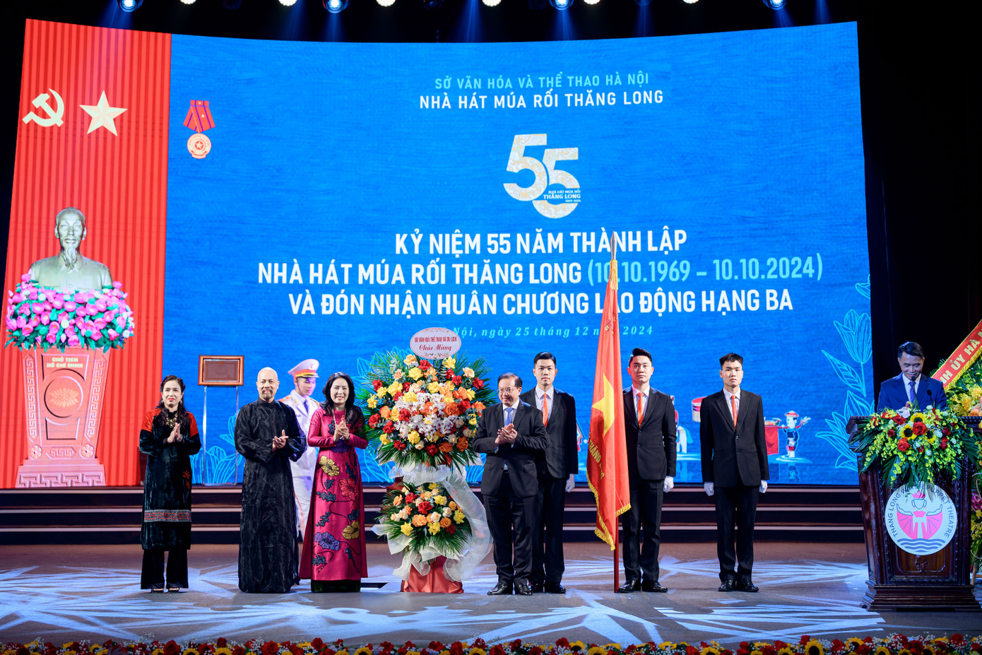 Thứ trưởng Tạ Quang Đông thay mặt lãnh đạo Bộ VHTTDL chúc mừng Nhà hát Múa rối Thăng Long.