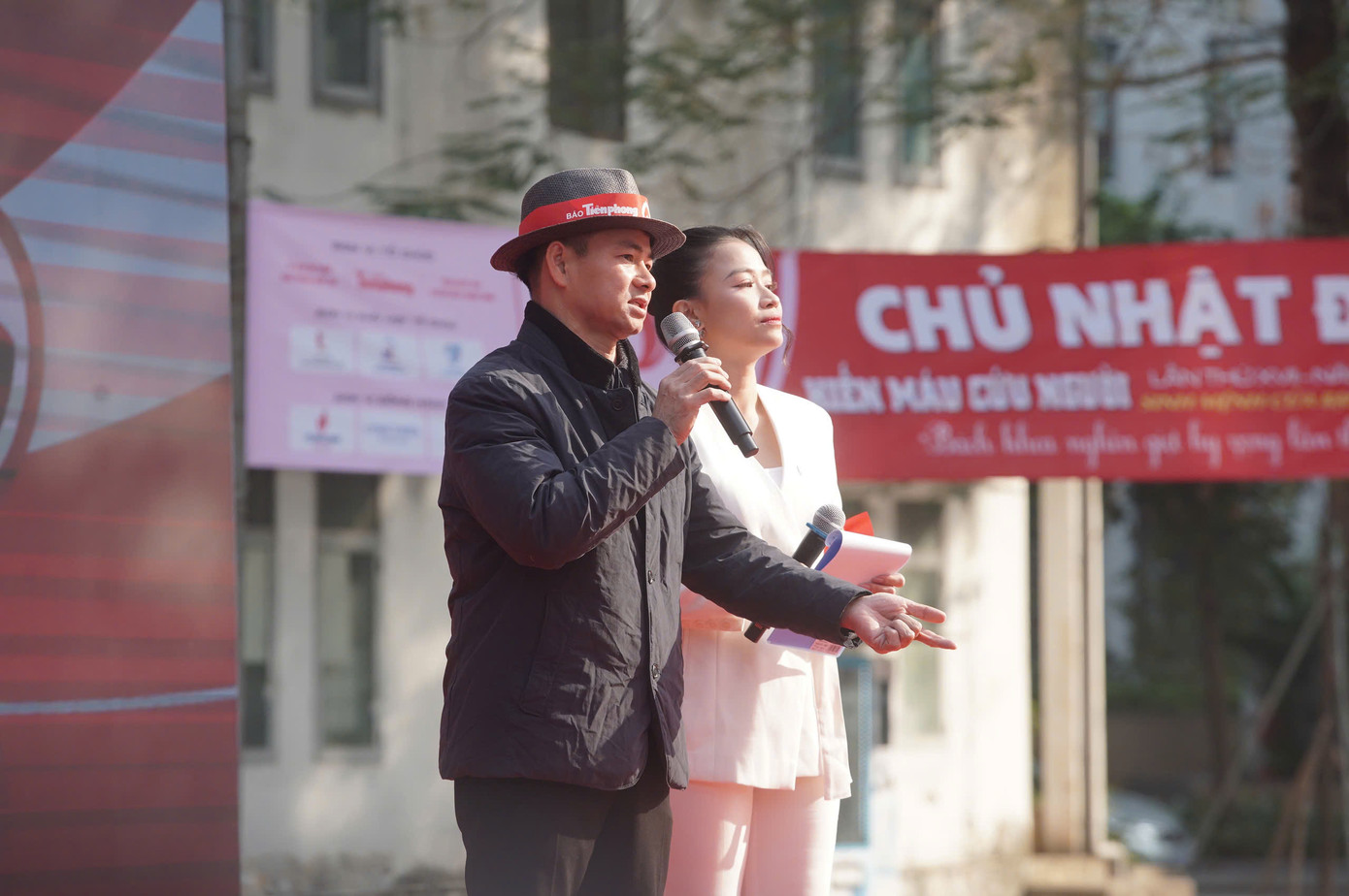 Đây là lần đầu tiên MC Vũ Trang có duyên với Chủ Nhật Đỏ, tuy nhiên trong quá trình là cán bộ đoàn của VTV, Vũ Trang tích cực tham gia các chương trình hiến máu. “Ai cũng hiểu ý nghĩa của hành động cao đẹp này nhưng không phải ai cũng đủ điều kiện để hiến máu. Truyền thông góp vai trò quan trọng để mọi người nhận thức rõ hơn về hiến máu thiện nguyện. Cho đến bây giờ mọi tầng lớp đã quan tâm, hưởng ứng và đón nhận chương trình ý nghĩa như Chủ Nhật Đỏ và chương trình hiến máu khác”, MC Vũ Trang nêu.