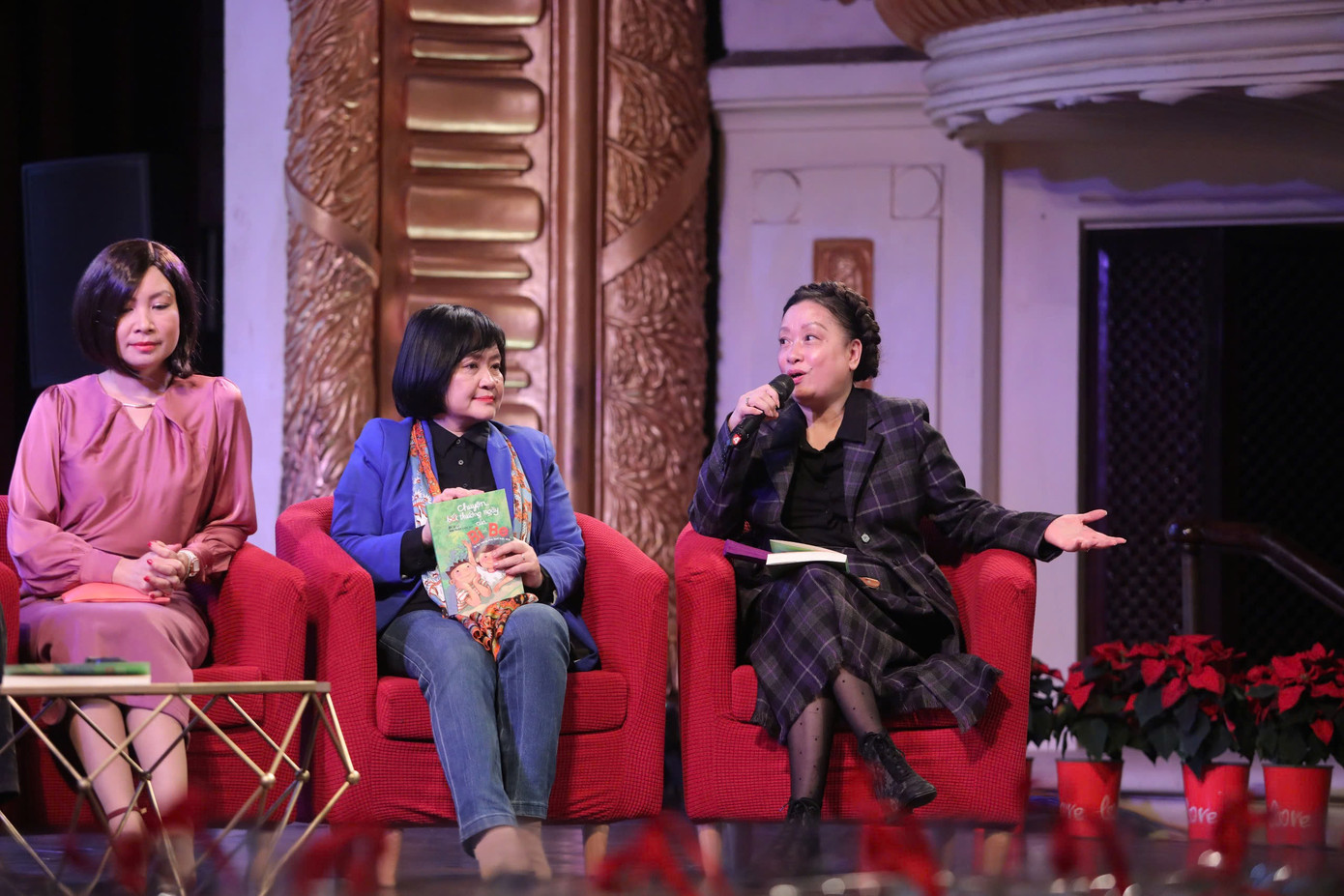 Bà Phạm Thúy Anh, TS. Nguyễn Thụy Anh và nhà văn Di Li (từ trái qua) trao đổi về cuốn sách kỹ năng đầu tiên trong tủ sách dành cho cộng đồng của "Việt Nam đẹp xanh". Ảnh: Khiếu Minh Bà Phạm Thúy Anh, TS. Nguyễn Thụy Anh và nhà văn Di Li (từ trái qua) trao đổi về cuốn sách kỹ năng đầu tiên trong tủ sách dành cho cộng đồng của "Việt Nam đẹp xanh". Ảnh: Khiếu Minh