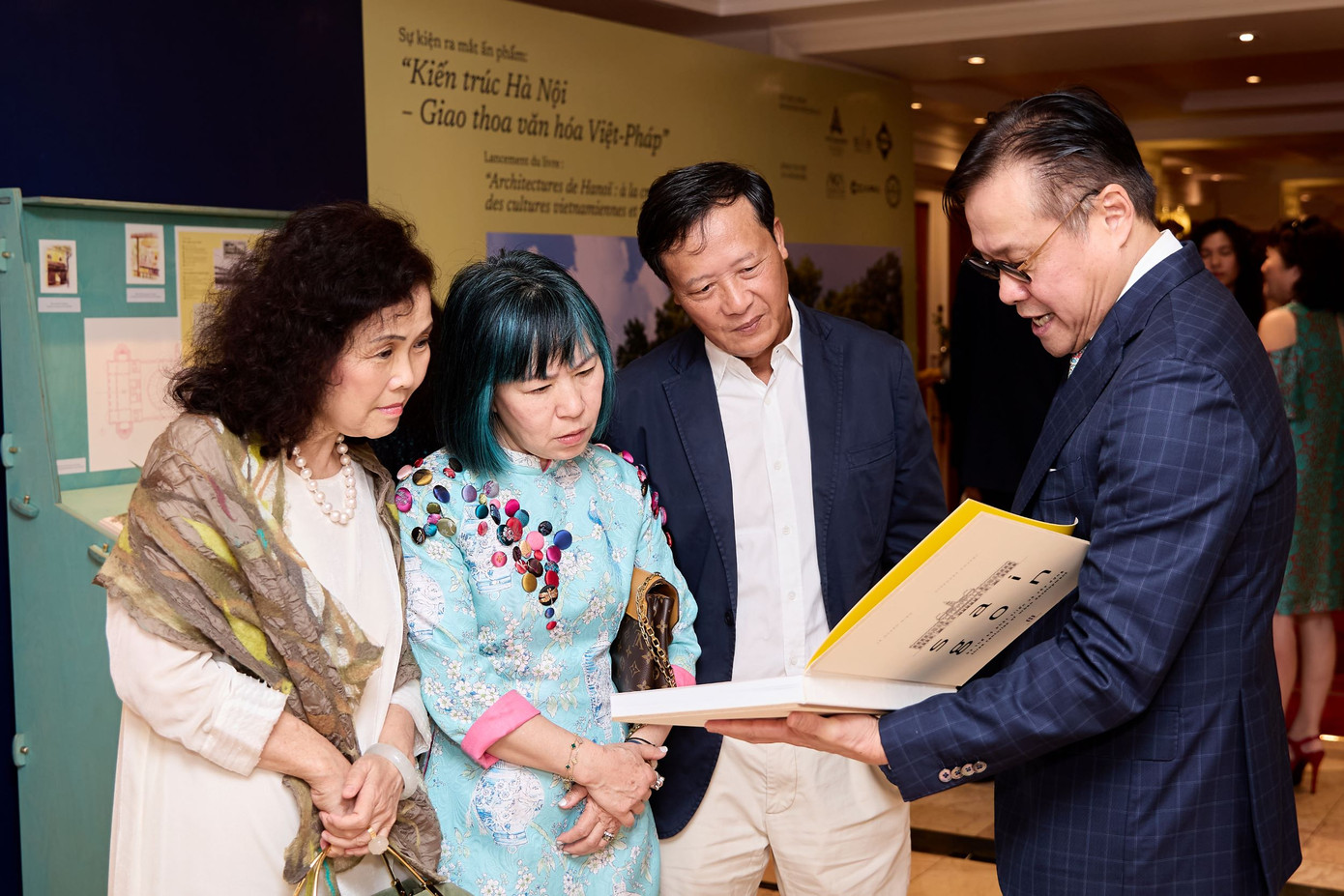 18 công trình kiến trúc Pháp cổ tiêu biểu được tái hiện chi tiết bằng tư liệu, bản vẽ và ảnh.