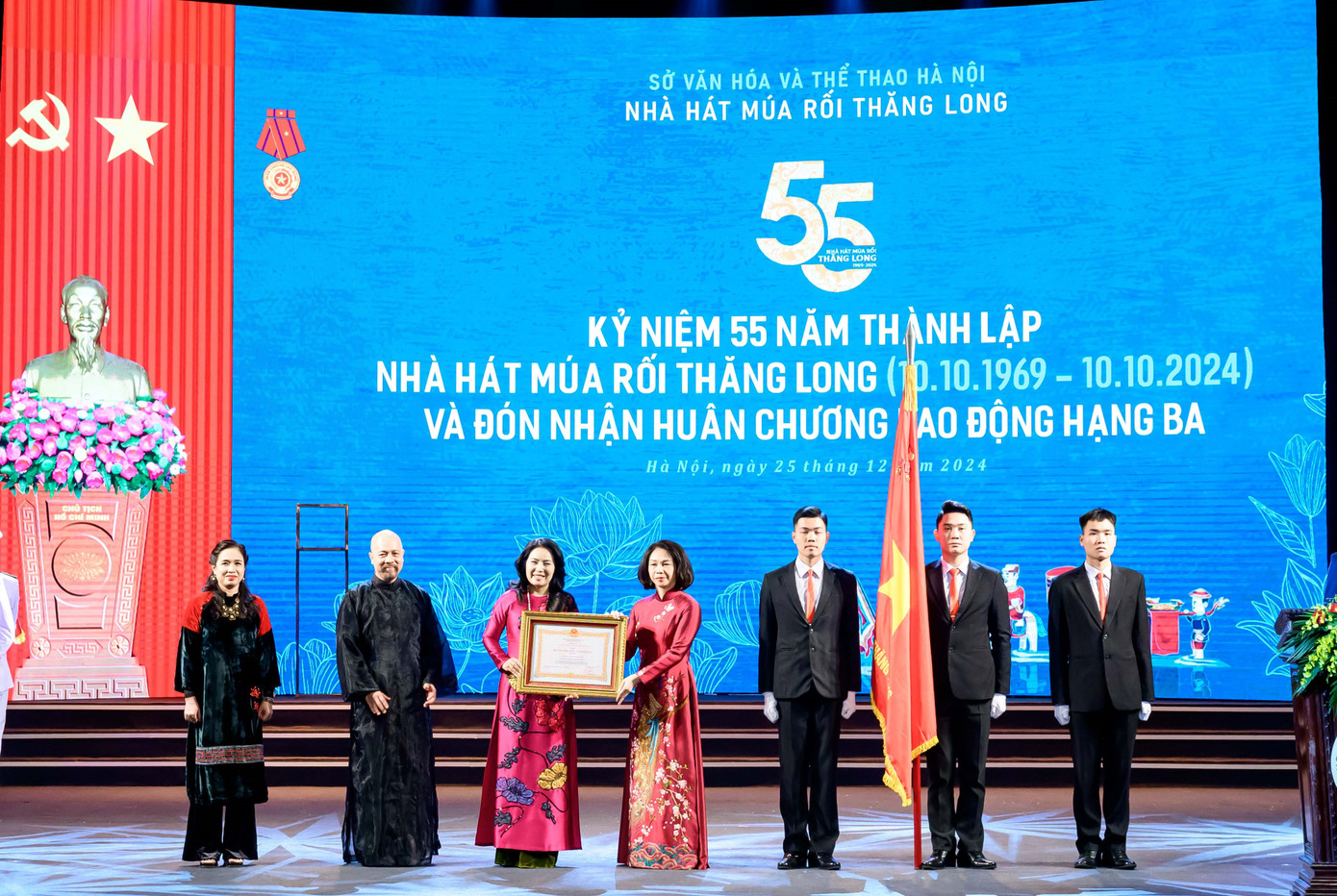 Phó Chủ tịch UBND TP. Hà Nội Vũ Thu Hà trao Huân chương Lao động hạng Ba cho ban lãnh đạo Nhà hát Múa rối Thăng Long.