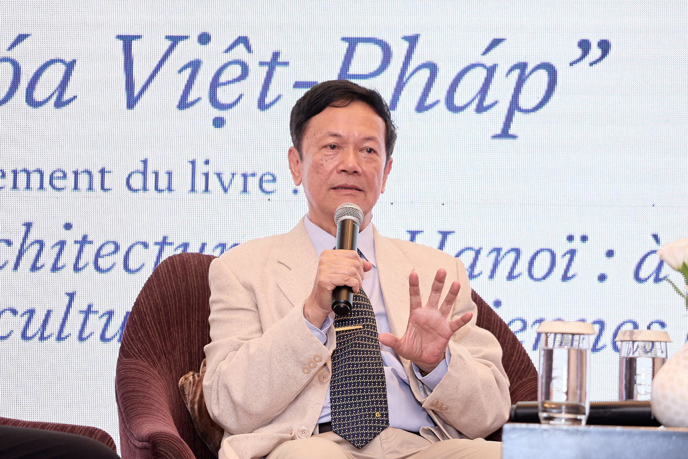 Kiến trúc sư Trần Quốc Bảo là tác giả biên soạn cuốn sách Kiến trúc Hà Nội.