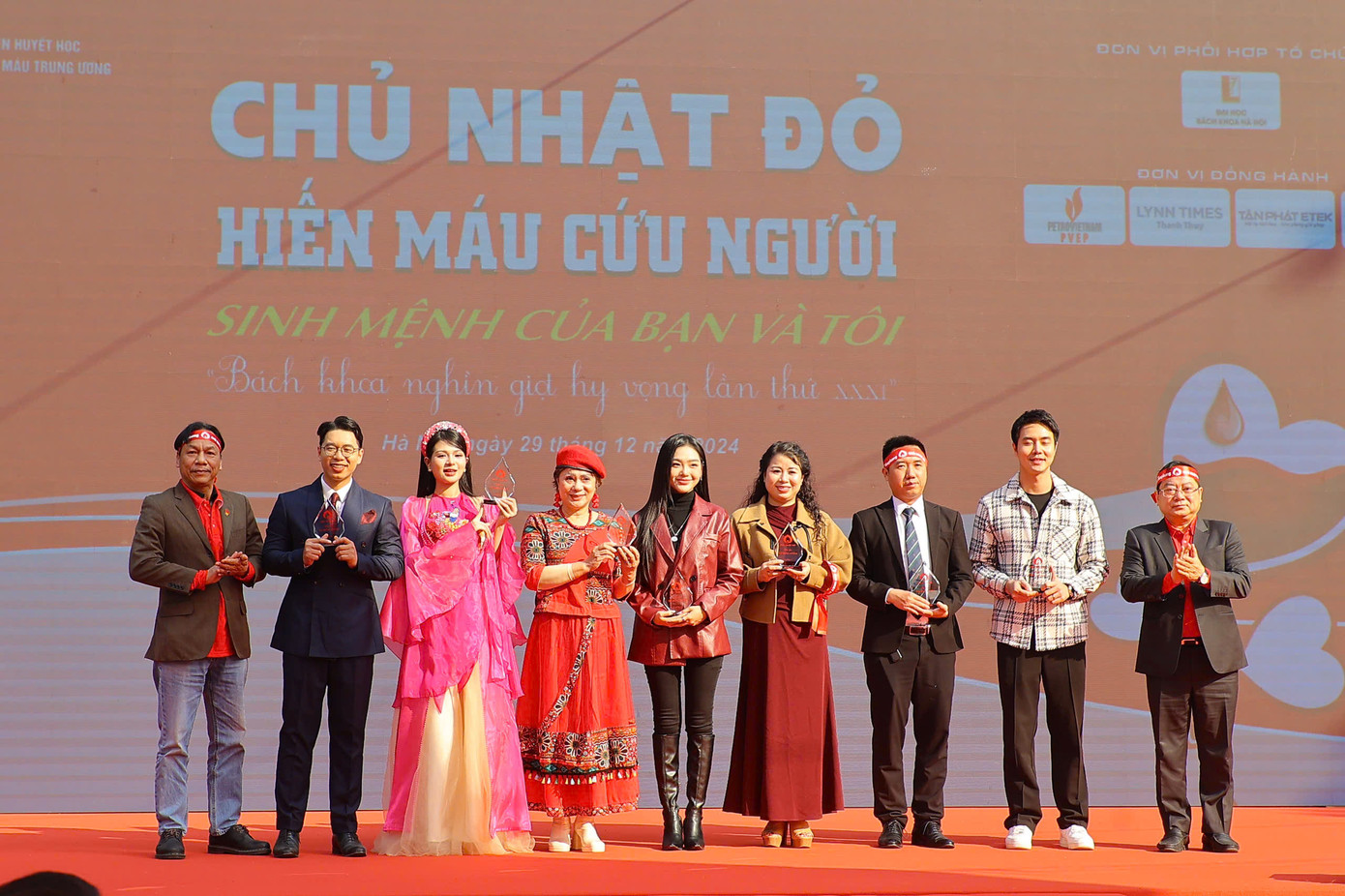 MC Vũ Trang và MC Bảo Nhật nhận kỷ niệm chương tri ân từ Ban Tổ chức Chủ Nhật Đỏ. MC Vũ Trang là gương mặt thân quen với nhiều chương trình nổi bật trên VTV như Chúng tôi là chiến sĩ, Giờ thứ 9+, Điều nhỏ bé kỳ diệu. Bảo Nhật là người dẫn chương trình năng động, trẻ trung trên Đài PTTH Hà Nội, MC của nhiều chương trình trải nghiệm phát sóng trên VTV.