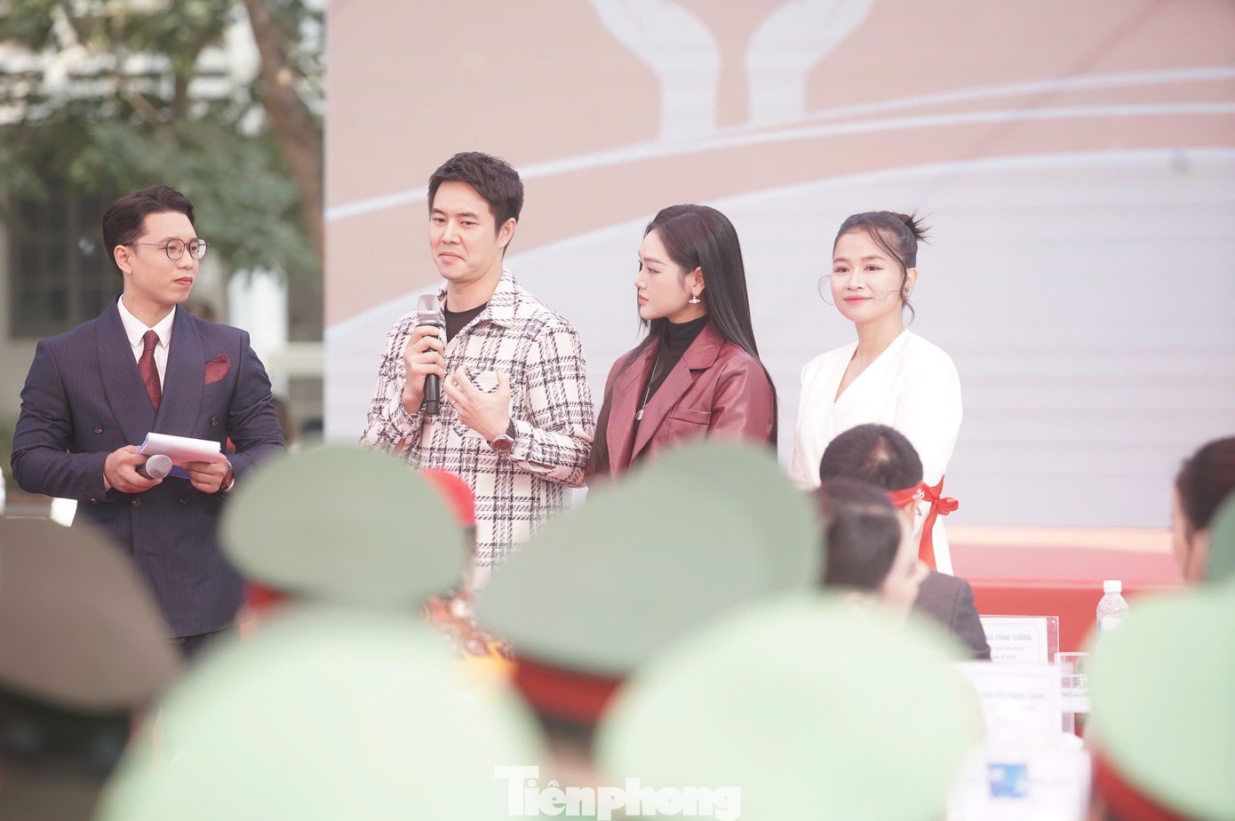 MC Vũ Trang và Bảo Nhật làm chủ các phần giao lưu đầy ngẫu hứng với các phần giao lưu với NSND Xuân Bắc, NSND Hương Dung, diễn viên Phùng Đức Hiếu và diễn viên Cù Thị Trà. MC Vũ Trang lập tức nhận lời đồng hành với Chủ Nhật Đỏ ngay khi Ban tổ chức ngỏ lời. Cô cố gắng sắp xếp lịch trình bận rộn với nhiều chương trình đặc biệt phát sóng dịp Tết để có mặt từ sớm tại Đại học Bách khoa Hà Nội.