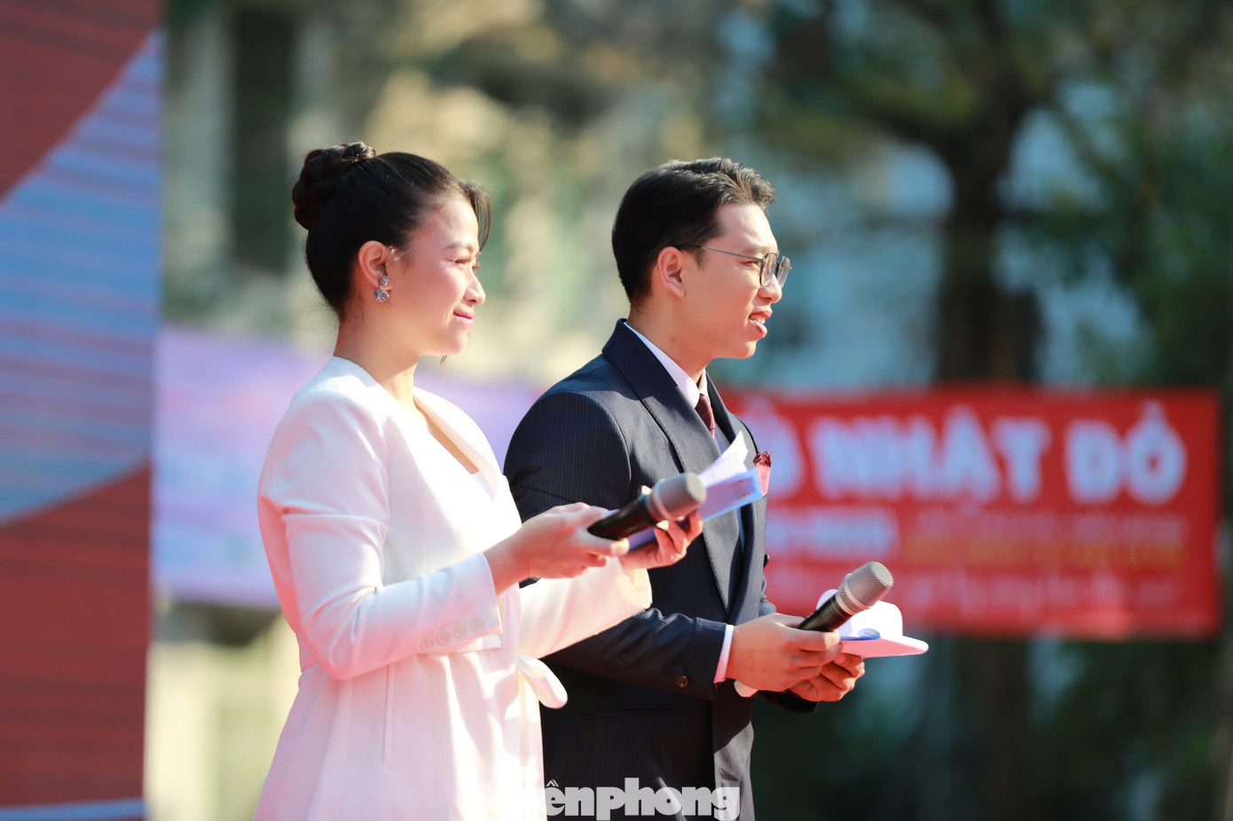 MC Vũ Trang và MC Bảo Nhật "song kiếm hợp bích" tại lễ phát động Chủ Nhật Đỏ lần thứ 17 - năm 2025. Từ sớm họ đã chứng kiến tinh thần cổ động đầy nhiệt huyết của đông đảo sinh viên đến từ Đại học Bách khoa Hà Nội, Học viện Quân y, Học viện Cảnh sát Nhân dân,...