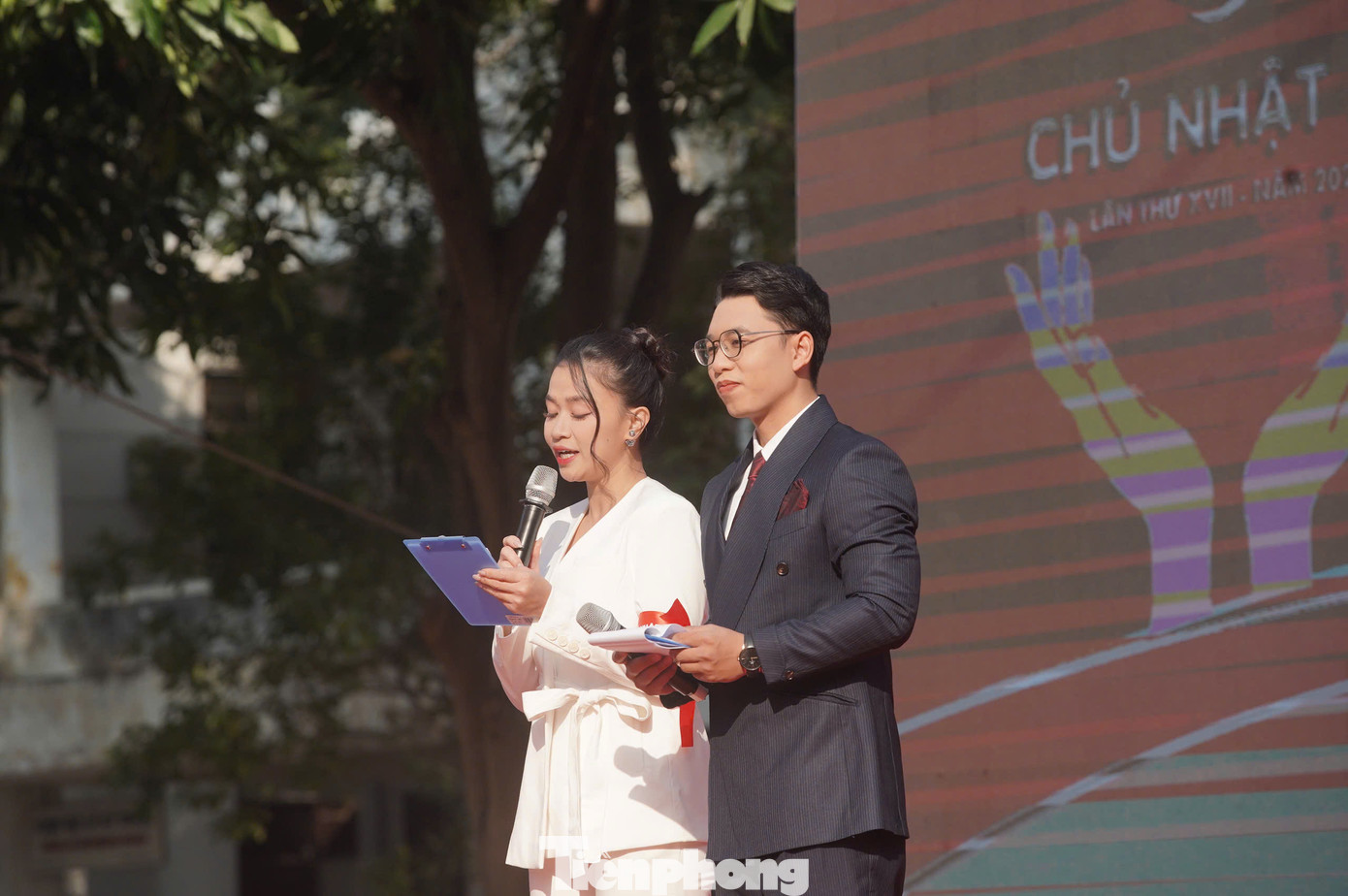 Đây là lần đầu tiên MC Vũ Trang có duyên với Chủ Nhật Đỏ, tuy nhiên trong quá trình là cán bộ đoàn của VTV, Vũ Trang tích cực tham gia các chương trình hiến máu. “Ai cũng hiểu ý nghĩa của hành động cao đẹp này nhưng không phải ai cũng đủ điều kiện để hiến máu. Truyền thông góp vai trò quan trọng để mọi người nhận thức rõ hơn về hiến máu thiện nguyện. Cho đến bây giờ mọi tầng lớp đã quan tâm, hưởng ứng và đón nhận chương trình ý nghĩa như Chủ Nhật Đỏ và chương trình hiến máu khác”, MC Vũ Trang nêu.