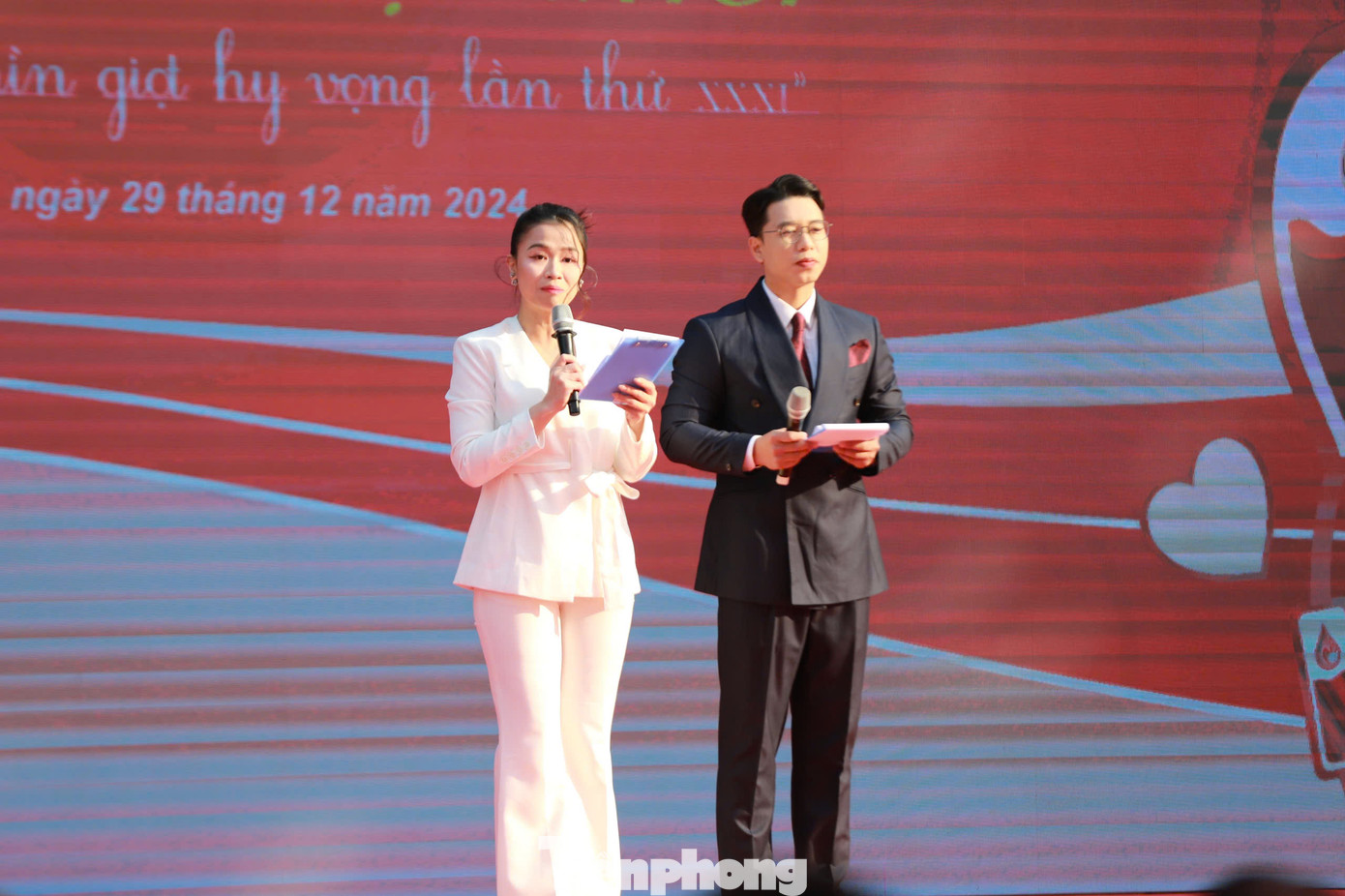 MC Vũ Trang và MC Bảo Nhật "song kiếm hợp bích" tại lễ phát động Chủ Nhật Đỏ lần thứ 17 - năm 2025. Từ sớm họ đã chứng kiến tinh thần cổ động đầy nhiệt huyết của đông đảo sinh viên đến từ Đại học Bách khoa Hà Nội, Học viện Quân y, Học viện Cảnh sát Nhân dân,...