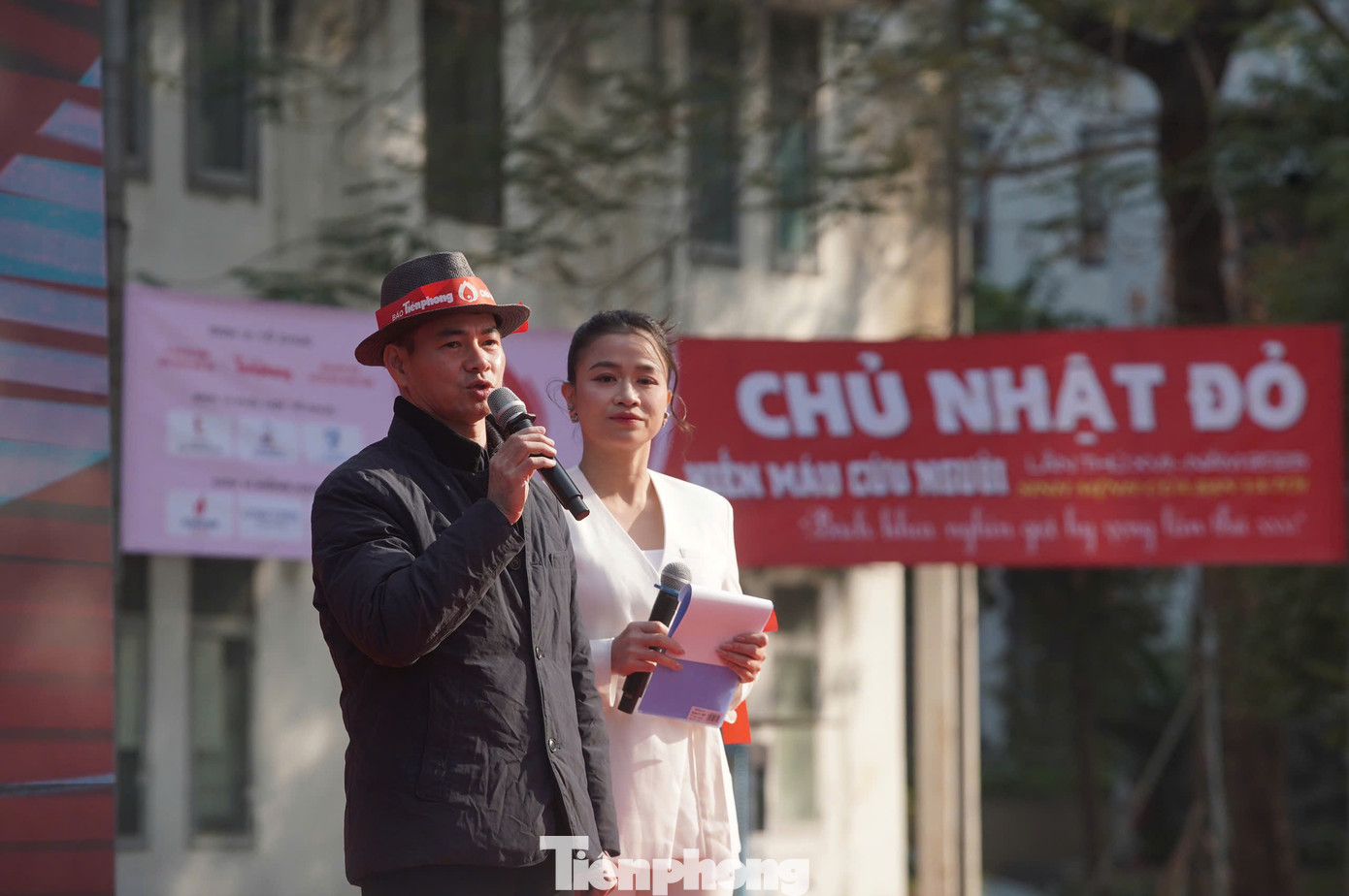 Đây là lần đầu tiên MC Vũ Trang có duyên với Chủ Nhật Đỏ, tuy nhiên trong quá trình là cán bộ đoàn của VTV, Vũ Trang tích cực tham gia các chương trình hiến máu. “Ai cũng hiểu ý nghĩa của hành động cao đẹp này nhưng không phải ai cũng đủ điều kiện để hiến máu. Truyền thông góp vai trò quan trọng để mọi người nhận thức rõ hơn về hiến máu thiện nguyện. Cho đến bây giờ mọi tầng lớp đã quan tâm, hưởng ứng và đón nhận chương trình ý nghĩa như Chủ Nhật Đỏ và chương trình hiến máu khác”, MC Vũ Trang nêu.