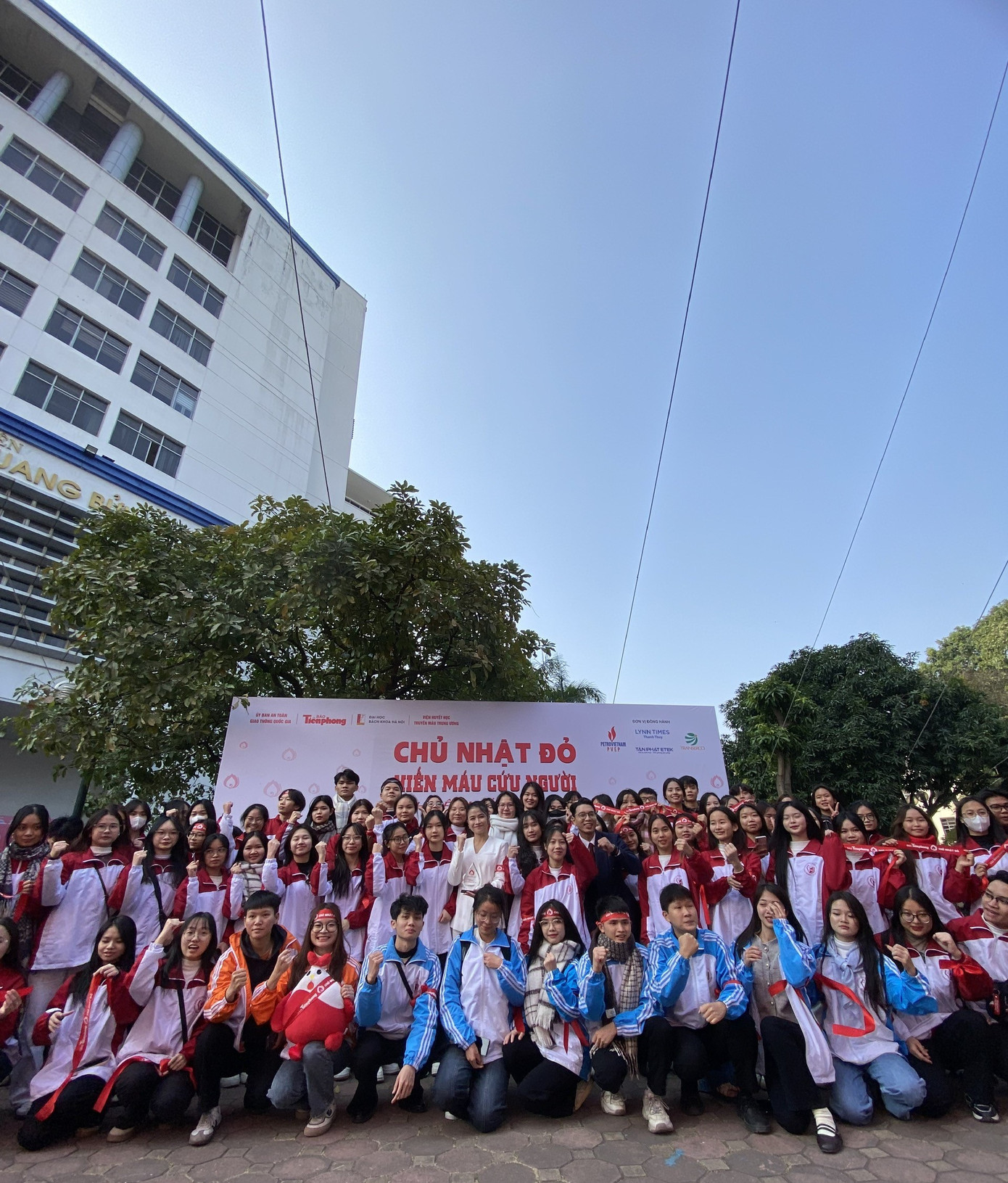 Kết thúc chương trình, bộ đôi MC Vũ Trang, Bảo Nhật còn nán lại để lưu giữ những khoảnh khắc đẹp trong một mùa Chủ Nhật Đỏ ấm áp. Bộ đôi khàn giọng để cùng nhau khuấy động tinh thần của giới trẻ, lan tỏa những thông điệp ý nghĩa của Chủ Nhật Đỏ. Họ mong có thêm nhiều cơ hội đồng hành với chương trình ý nghĩa vì cộng đồng như Chủ Nhật Đỏ.