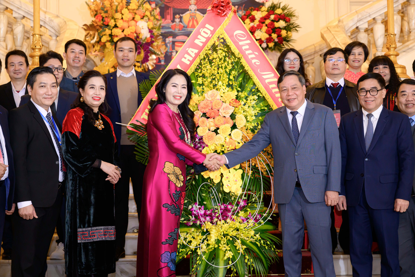 Phó Bí thư Thường trực Thành ủy Hà Nội Nguyễn Văn Phong chúc mừng và động viên các nghệ sĩ.