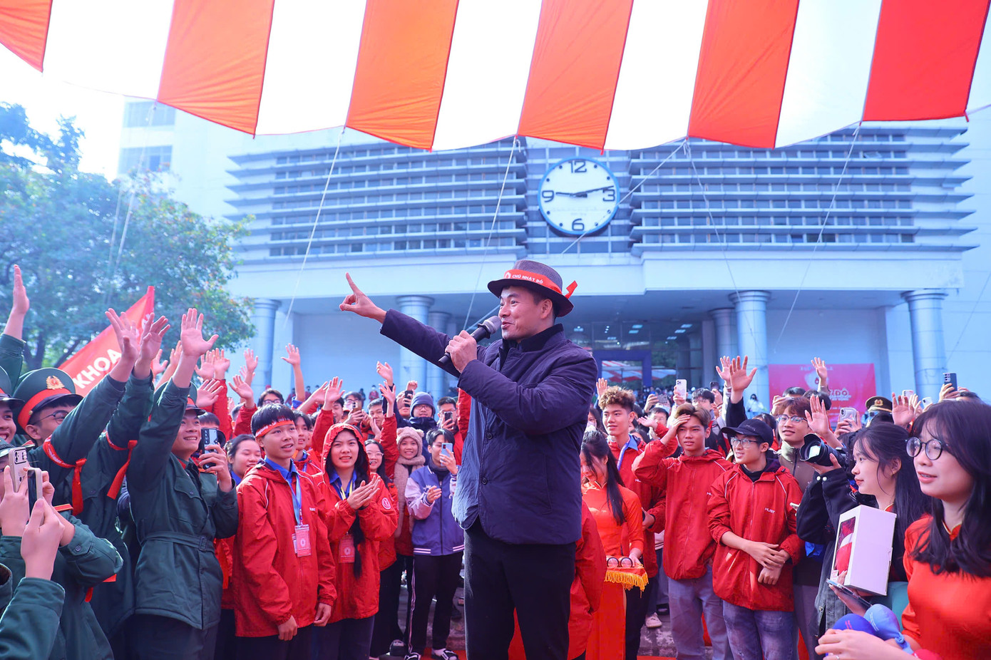 MC Vũ Trang và Bảo Nhật làm chủ các phần giao lưu đầy ngẫu hứng với các phần giao lưu với NSND Xuân Bắc, NSND Hương Dung, diễn viên Phùng Đức Hiếu và diễn viên Cù Thị Trà. MC Vũ Trang lập tức nhận lời đồng hành với Chủ Nhật Đỏ ngay khi Ban tổ chức ngỏ lời. Cô cố gắng sắp xếp lịch trình bận rộn với nhiều chương trình đặc biệt phát sóng dịp Tết để có mặt từ sớm tại Đại học Bách khoa Hà Nội.